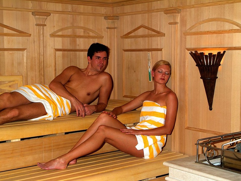 Сын смотрит маму мама в бани. Женщина с сыном в сауне. Сауна в Австрии. Мальчик сауна.